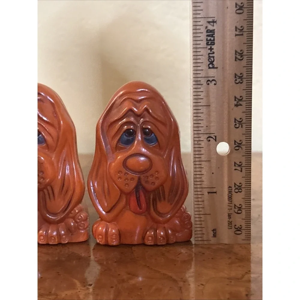 Vintage 1970s Basset Hound Dog Salt & Pepper Shakers Orange Plastic - Picture 5 of 7